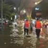 Tim SAR Brimob Polda Metro Jaya Evakuasi dan Berikan Bantuan Pelayanan Kepada Warga Di lokasi Banjir