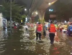 Tim SAR Brimob Polda Metro Jaya Evakuasi dan Berikan Bantuan Pelayanan Kepada Warga Di lokasi Banjir