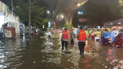 Tim SAR Brimob Polda Metro Jaya Evakuasi dan Berikan Bantuan Pelayanan Kepada Warga Di lokasi Banjir