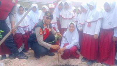 Green Policing Polres Siak Tanam Pohon di SDIT Muthamainnah, Tanamkan Kepedulian dan Cinta Lingkungan Sejak Dini