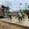 Satgas TMMD ke-126 dan Warga Kampung Babak Lanjutkan Pengecoran Jalan di Tambrauw