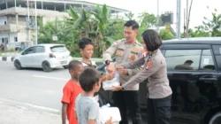Satgas Ops Damai Cartenz Tanamkan Nilai Kepedulian Lewat Aksi Berbagi di Jalanan Timika
