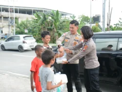 Satgas Ops Damai Cartenz Tanamkan Nilai Kepedulian Lewat Aksi Berbagi di Jalanan Timika