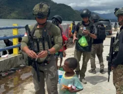 Sentuhan Humanis Personel Satgas Ops Damai Cartenz Bersama Masyarakat dan Anak-Anak di Paniai