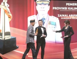 Wakili Gubernur Zainal Paliwang, Kepala DKISP Kaltara Terima Penghargaan di Ajang “Indonesia Kita Awards 2025”