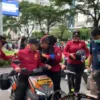 Personel Ditpamobvit Polda Metro Jaya Sigap Bantu Warga Alami Gangguan Kesehatan saat CFD di FX Sudirman