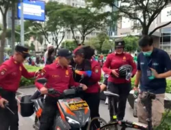 Personel Ditpamobvit Polda Metro Jaya Sigap Bantu Warga Alami Gangguan Kesehatan saat CFD di FX Sudirman