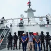 KRI Bung Hatta dan KRI Panah Amankan Kapal Asing pada Latihan Operasi Laut di Morowali