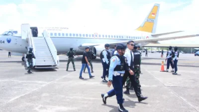 Sukhoi Su 27/30 Skadron Udara 11 Paksa Mendarat Pesawat Asing di Lanud Sultan Hasanuddin