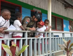 Satgas Ops Damai Cartenz Berbagi Buku Bacaan kepada Anak-Anak Sekolah di Intan Jaya