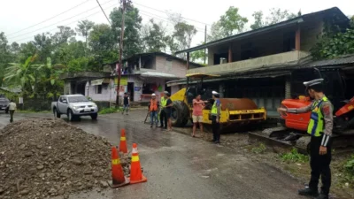 Polri Kerahkan Personel Membantu Warga Terdampak Bencana Di Sumatra Utara 