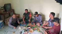 Sinergitas TNI – Polri Laksanakan Door To Door System Sampaikan Pesan Kamtibmas Ke Warga Desa Binaan