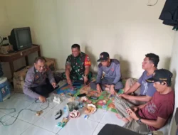 Sinergitas TNI – Polri Laksanakan Door To Door System Sampaikan Pesan Kamtibmas Ke Warga Desa Binaan