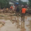 Prajurit TNI Berhasil Evakuasi Warga Banjir Batangtoru, Tapanuli Selatan