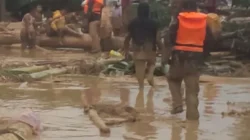 Prajurit TNI Berhasil Evakuasi Warga Banjir Batangtoru, Tapanuli Selatan