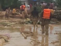 Prajurit TNI Berhasil Evakuasi Warga Banjir Batangtoru, Tapanuli Selatan