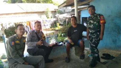Sinergitas TNI–Polri, Bhabinkamtibmas Polsek Cijeruk dan Babinsa Sambang Warga di Desa Pasir Jaya