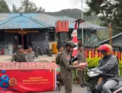 Rayakan HUT Brimob ke-80, Satgas Tindak Sektor Paniai Gelar Bakti Sosial Berbagi Paket Makanan untuk Warga Paniai