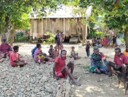 Babinsa Pos-Ramil 1714-07/Fawi Bangun Kedekatan Dengan Masyarakat Binaanya Lewat Komsos