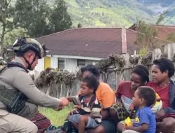 Sentuhan Humanis Satgas Damai Cartenz di Sinak Dengan Bagikan Makanan Ringan kepada Warga