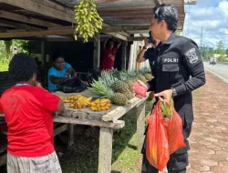 Aksi Nyata Satgas Ops Damai Cartenz Dukung Ekonomi Mama-Mama Papua Lewat Belanja Buah Lokal