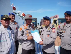 Kapal MV Egon Tiba di Pelabuhan Krueng Geukueh, Kapolres Lhokseumawe Terima Bantuan Polri