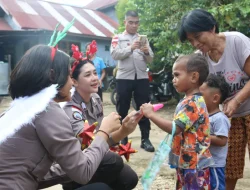 Satgas Humas Ops Damai Cartenz Bagikan Bingkisan Natal kepada Anak-anak di Jayapura