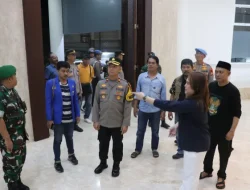 Polres Pelabuhan Makassar Bersama Banser NU, PMII dan Tomas Kawal Ibadah Malam Natal 2025