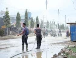 Polri Bantu Kuras Air Yang Merendam Kompi Senapan A Yonif 111 / Karma Bakti, Aceh Tamiang