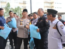 Jumat Peduli, Kapolres Metro Tangerang Kota Bagikan Sembako Untuk Potmas