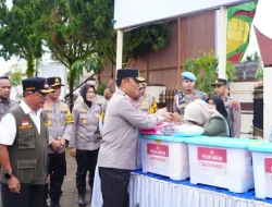 Wakapolri Tinjau Penyaluran Bantuan Polri Untuk Warga Terdampak Bencana di Padang Pariaman