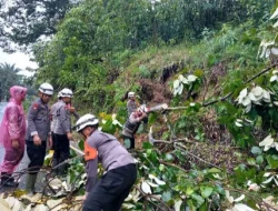 Hujan Deras Picu Longsor dan Banjir di Palembayan, Polri Sigap Evakuasi Warga