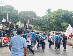 Brimob Polda Metro Jaya Hadir Berikan Pelayanan pada Aksi Penyampaian Aspirasi PERDA KSPI di Monas