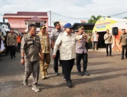 Kapolri Dampingi Presiden Cek Lokasi Pengungsian Korban Banjir di Tapanuli Tengah mas