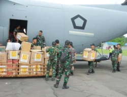 TNI Salurkan Logistik ke Wilayah Terisolasi dengan Metode Airdrop