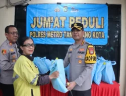 Kapolres Metro Tangerang Kota Bagikan Sembako Untuk Pengemudi Ojol Dalam Program Jumat Peduli