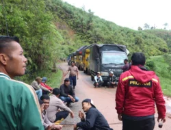 Kapolres Aceh Tengah Kawal dan Serahkan Langsung Bantuan Dari Pemda dan Kapolri Ke Wilayah Terisolir di Kecamatan Linge