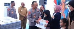Polri Serahkan Bantuan Pendidikan Bagi 10 Anak Korban KKB di Papua