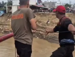 Brimob Aceh Pasang Tali Sling Pada Jembatan Putus dan Geser Speed Boat Untuk Mendukung Mobilitas Warga