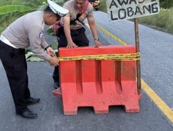 Cegah Laka di Jalan Rusak, Satlantas Polres Siak Pasang Water Barrier di Lintas Dayun–Perawang