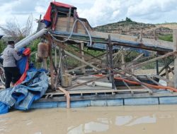 Musnahkan 21 Rakit, Polsek Kuantan Mudik Bersama Koramil 08 Tertibkan PETI di Sungai Tanalo