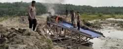 Berantas Tambang Ilegal, Polsek Singingi Musnahkan 2 Rakit Peti di Sungai Sirih dan Pasir Mas