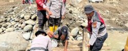 Hanyut Terbawa Arus Sungai, Polisi Bangun Jembatan Darurat di Nagari Salareh Aia