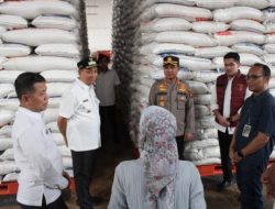 Jaga Stabilitas Pangan dan Antisipasi Banjir Jelang Nataru, Polresta Pekanbaru Sidak Bahan Pokok dan Cek Gorong-gorong 