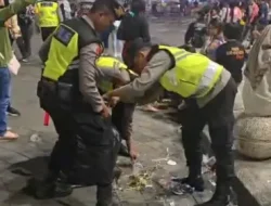 Aksi Humanis Polisi, Punguti Sampah Usai Perayaan Tahun Baru di Yogyakarta
