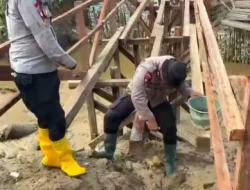 Sat Brimob Polda Sumbar Bangun Jembatan Darurat Penghubung Dua Nagari di Padang Pariaman