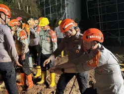 Gerak Cepat Tim SAR Sat Brimob Polda Jabar, Enam Korban Longsor di Cisempur Berhasil Dievakuasi