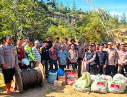 Tembus Medan Sulit, Polres Aceh Tengah Distribusikan Sembako dan Sling Baja Ke Kemukiman Jamat