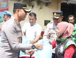 Lewat Program Jaga Jakarta, Kapolres Metro Tangerang Kota Berbagi Sembako kepada Pengemudi Ojol