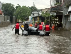 Polda Metro Jaya Evakuasi Warga Terdampak Banjir di Asrama Polisi Pondok Karya
